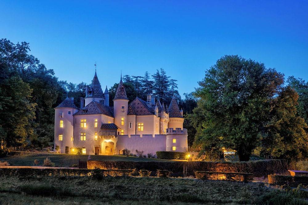 Chateau De Burnand (officiel). 11 suites. Piscine chauffée. Sauna. Hammam. in Burnand, Région de Mâcon