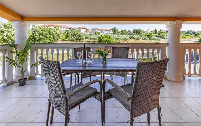 Ferienwohnung für 4 Personen, mit Balkon und Pool in Banjole