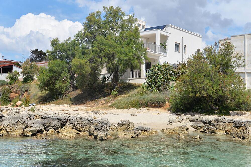 Luxury beach villa in Puglia sleeps 12 in Pulsano, Gulf of Taranto