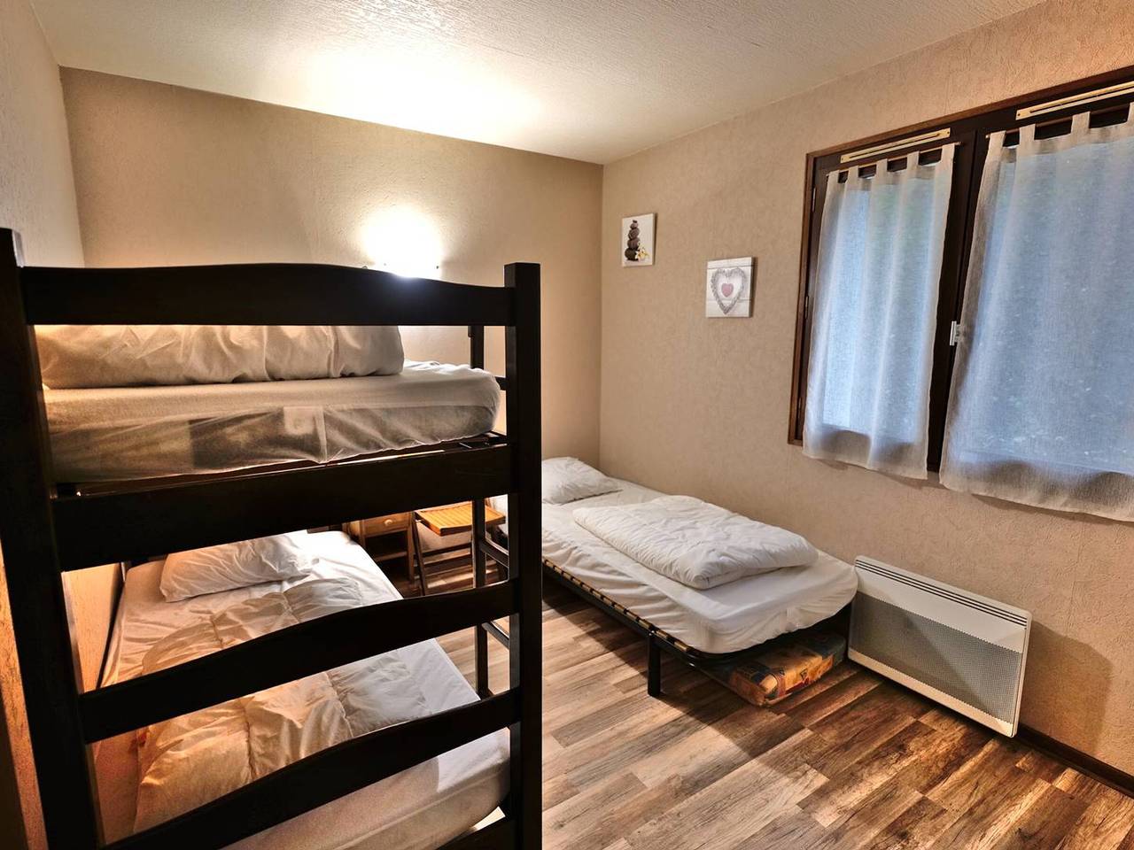 Entire apartment, Bright Savoyard 3-Room Apartment - 52m² - Sleeps 7 - Near Center & Ski Lifts in Le Grand-Bornand, Annecy region