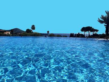 Gîte pour 4 personnes, avec piscine et sauna ainsi que jardin et vue dans Golf De Cap Esterel