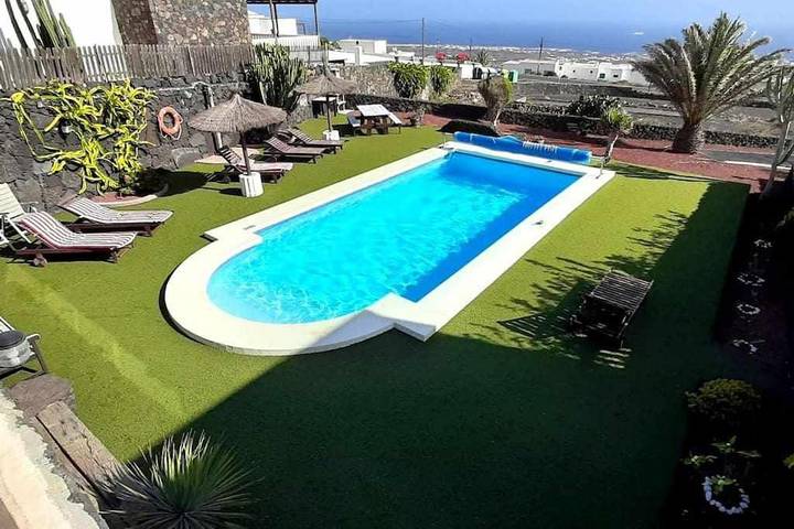 Ferienhaus für 6 Personen, mit Balkon und Terrasse sowie Garten und Pool