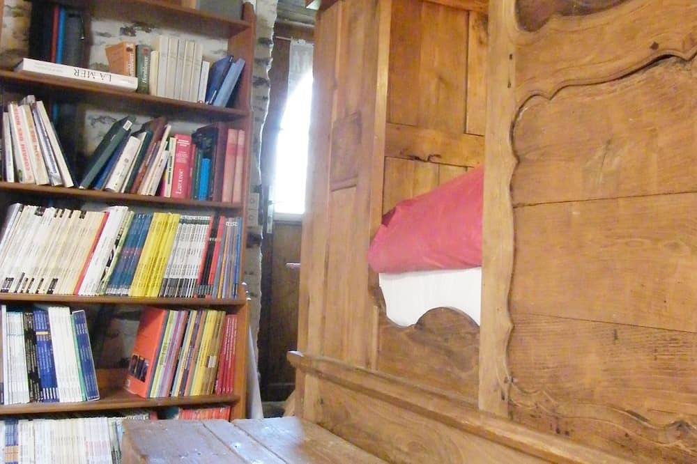 Traditional farmhouse with large garden. Porsliogan beach 500m away on foot. in Le Conquet, Brest region