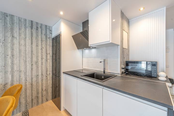 Entire apartment, Holiday Home 'Enjoy Puerto Banus Next To Beach' with Sea View, Wi-Fi and Air Conditioning in Medina Gardens, Marbella