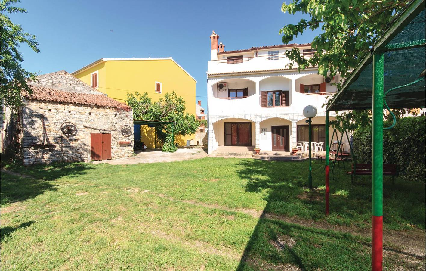 Ganze Ferienwohnung, Gemütliche Ferienwohnung mit Terrasse, WLAN und Parkplatz in der Nähe des Stadtzentrums von Sisan in Sisan, Südküste Istrien