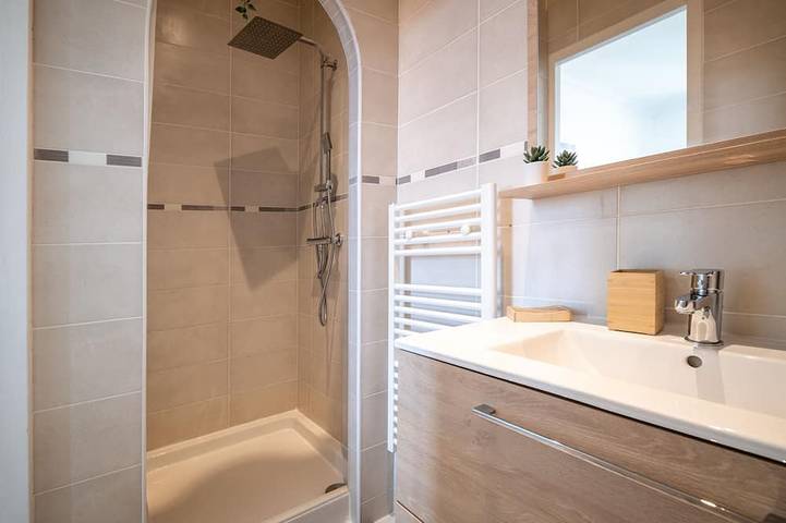 Apartamento entero, Lovely & Independant - Queen size bed, netflix, wifi in Lourdes (Altos Pirineos), Altos Pirineos