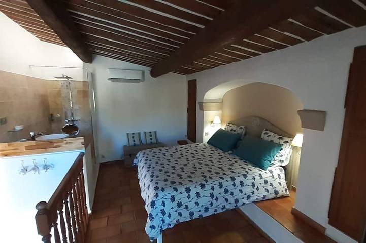 Haus im Geiste eines ruhigen Schafstalls in einem provenzalischen Garten in Bagnols-en-Forêt, Mittelmeerküste (Frankreich)