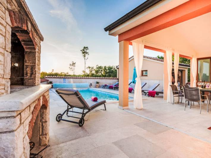 Ferienhaus für 8 Personen, mit Ausblick und Pool sowie Terrasse und Garten, mit Haustier in Marčana