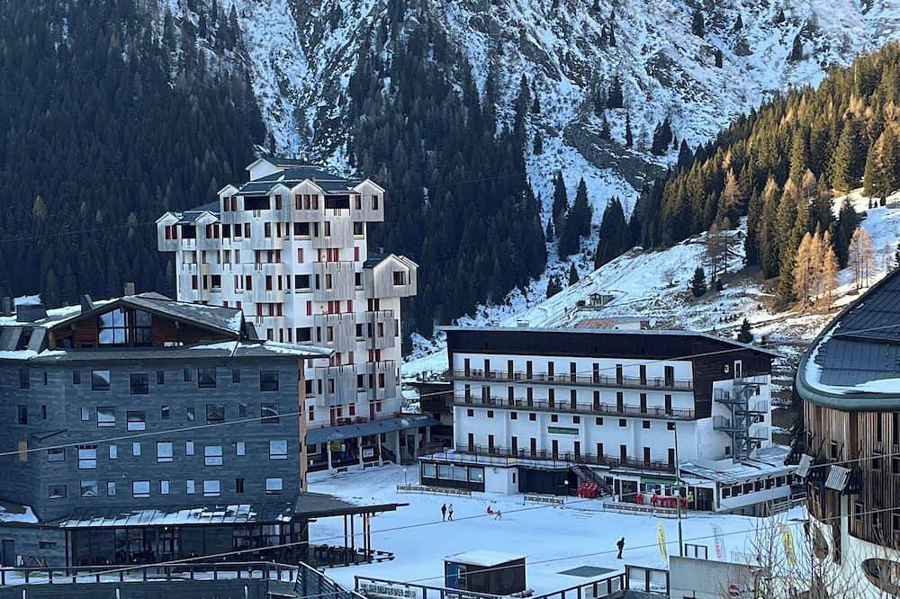 Appartamento intero, Panorama su Foppolo, le montagne e le piste al sole del mattino in Foppolo, Alpi Orobie Occidentali