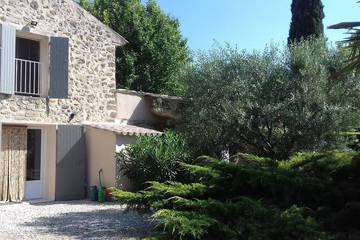 Gîte pour 4 personnes, avec jardin à Cadenet