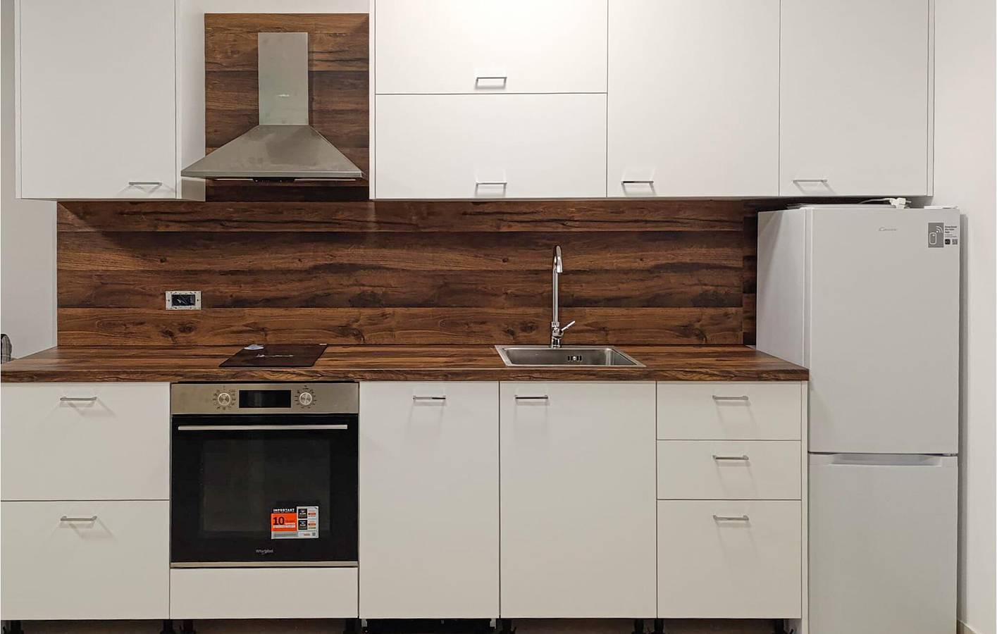 Elegante apartamento de 2 dormitorios con piscina, aparcamiento y a 2,5 km de la playa in Banjole, Costa sur de Istria