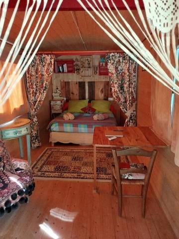 Gîte pour 4 personnes, avec vue ainsi que terrasse et jardin, animaux acceptés à Saint-Bressou