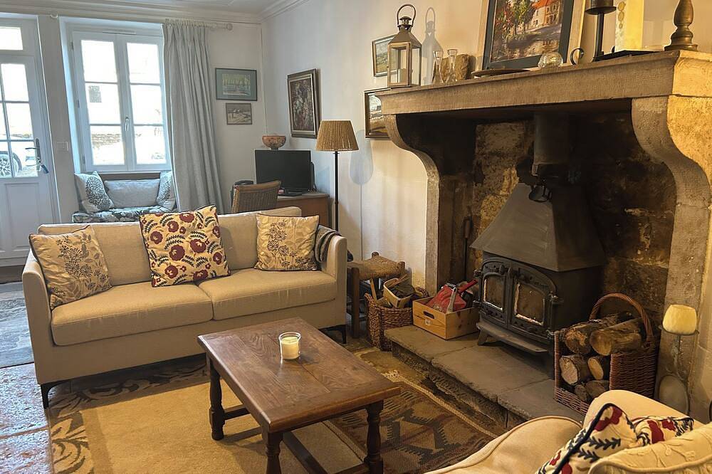 Bridge Cottage is a charming stone built house in a picturesque village in Lusigny-sur-Ouche, Beaune region