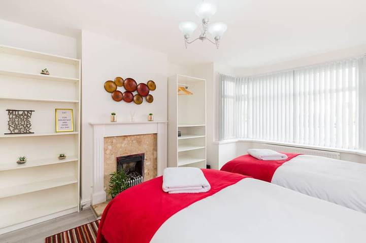 Fab for Contractors or Relocations - A Stylish House & Garden+Parking in Birmingham, Birmingham Area