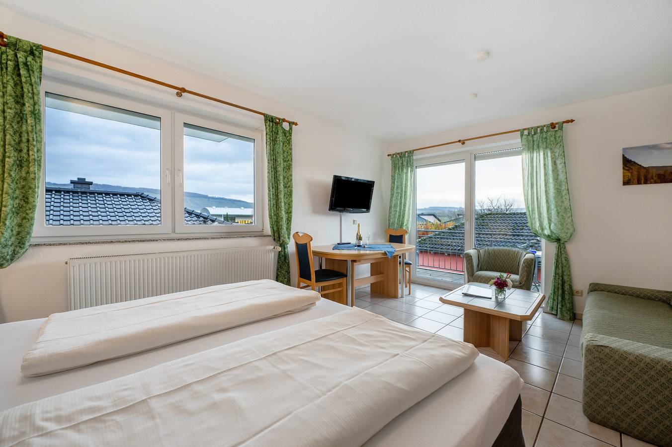 Ganze Wohnung, Ferienwohnung 'Fewo Pumuckl' mit Bergblick, Privatem Garten und Wi-Fi in Thörnich, Moseleifel