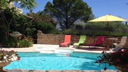 Location de vacances pour 5 personnes, avec jardin ainsi que terrasse et piscine à Saint-Julien-de-Peyrolas