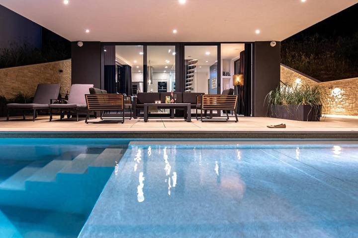 Villa pour 8 personnes, avec Balcon et Terrasse ainsi que Piscine et Vue à Kali
