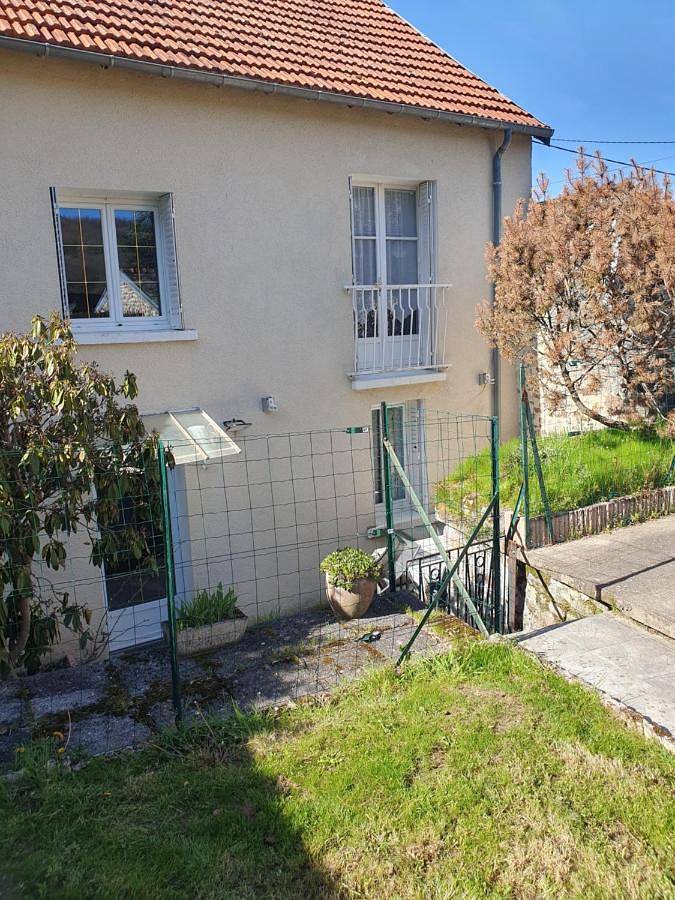 Three-Bedroom House in Bussière-Dunoise, Région de Guéret