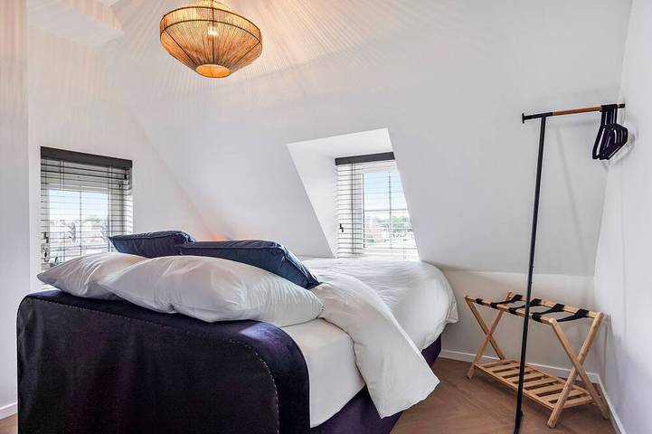 Ganze Wohnung, Genießen Sie ein stilvolles 50m² Apartment für zwei im Herzen von Velden. Es verfügt über ein bequemes Queen-Size-Bett, eine private Küche, einen Smart-Tv, Klimaanlage, schnelles Wlan und einen gemeinsamen Balkon. Es ist eine ideale Basis für Freizei in Velden, Limburg (Niederlande)