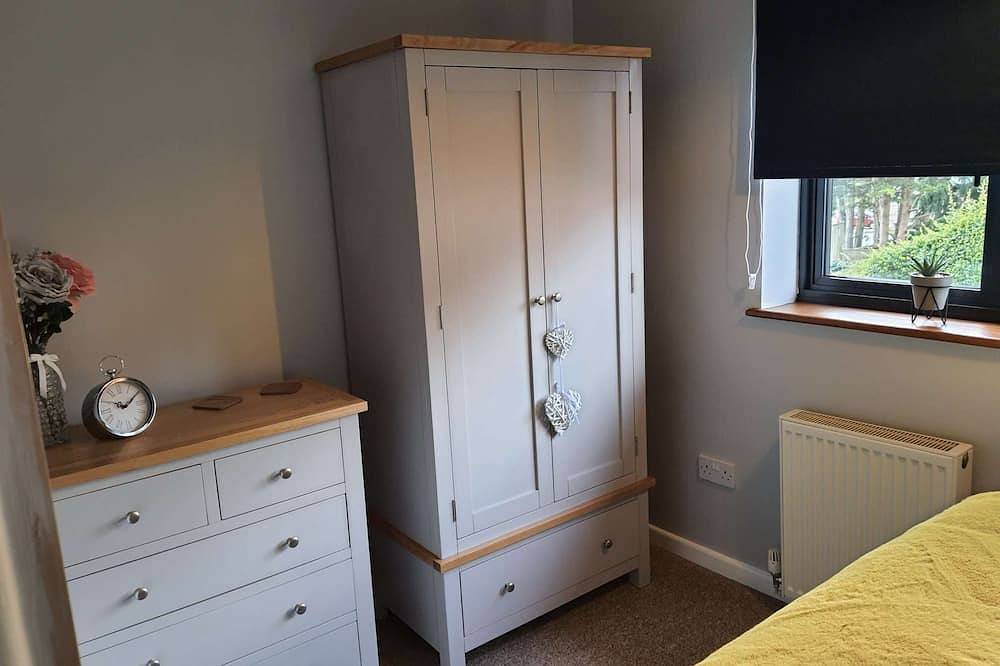 Country style, 2 bedroom house, private parking, city location in Norwich, Norfolk