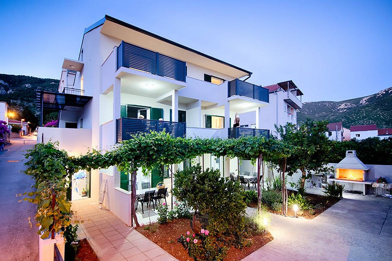 Room with air-conditioning Komiža (Vis) S-9722-a in Komiza, Split-Dalmatia