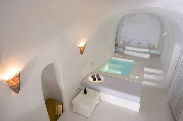Villa for 6 people, with hot tub and garden as well as terrace in Oia