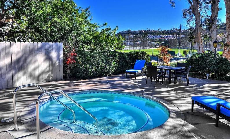 Vacation rental for 3 people, with hot tub and yard as well as pool and balcony in Carlsbad