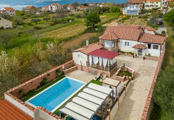 Villa für 8 Personen, mit Terrasse und Whirlpool sowie Garten, mit Haustier in Dalmatien