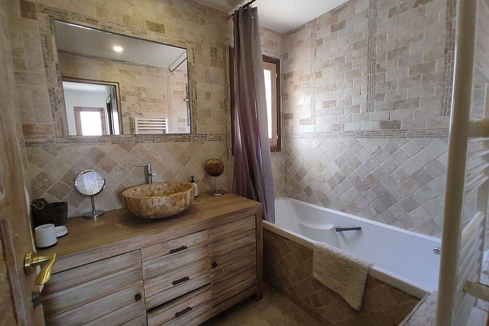 Wonderful house at the heart of Provence 1km to beach with terrace and parking in Fos-sur-Mer, Istres region