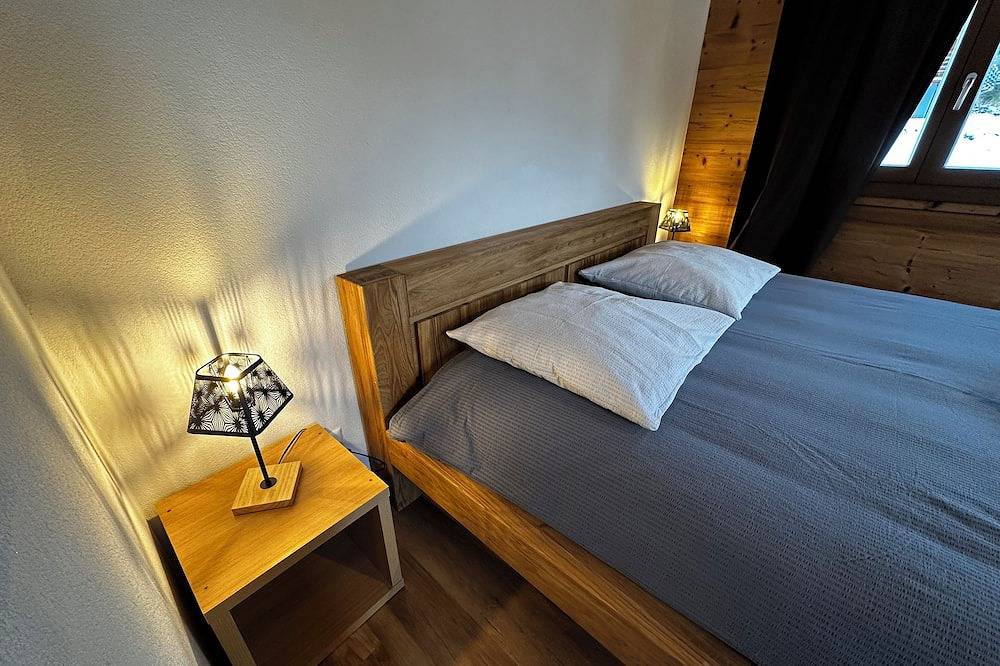 Spacious Chalet with outside Hot tub in 4Vallées ski resort in La Tzoumaz. in La Tzoumaz, Riddes