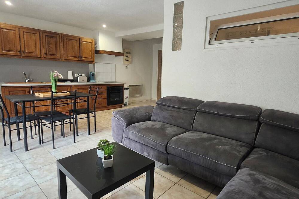 Appartement entier, Appartement fonctionnel et climatisé en centre ville avec grand garage. in Maraussan, Côte méditerranéenne (France)