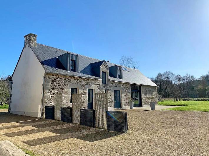 Gîte pour 9 personnes, avec Terrasse ainsi que Jardin et Piscine à Saint-Thuriau