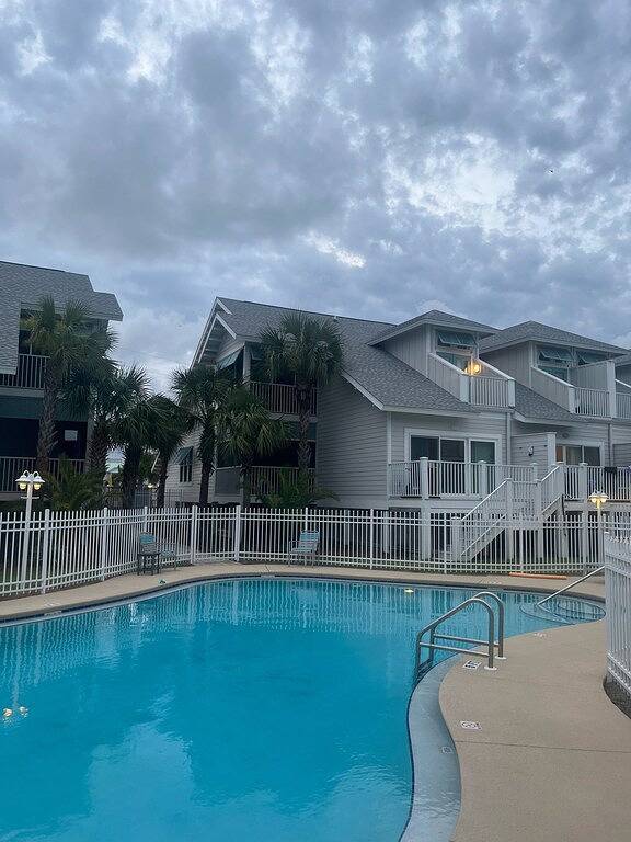 Vacation rental for 8 people, with yard and balcony as well as pool in Mexico Beach (FL)