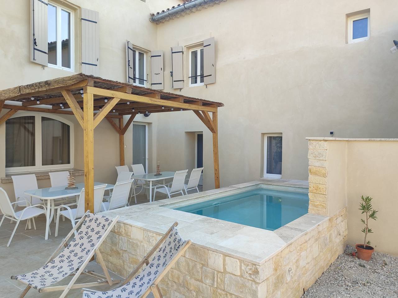 „Chez Mamé“ mit Gemeinschaftspool, Wlan und Klimaanlage in Saint-Victor-la-Coste, Nimes und Umgebung