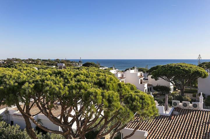 Holiday rental for 6 people, with terrace and hot tub as well as sauna and pool, with pets in Vale do Lobo