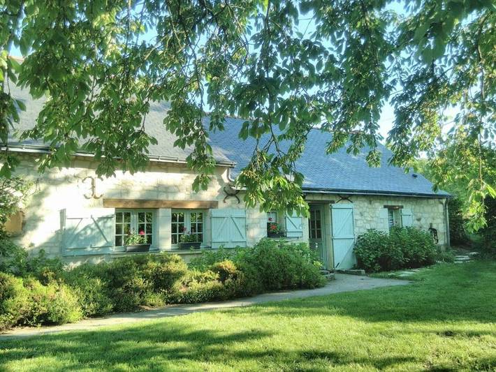 Cottage pour 2 personnes, avec terrasse et jardin ainsi que piscine et vue à Blou