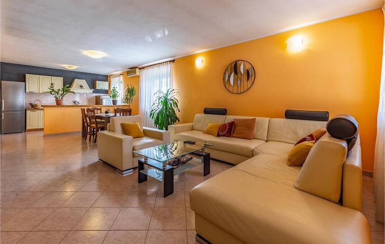 Entspannendes Apartment mit Pool, WLAN und in der Nähe der Sehenswürdigkeiten von Sisan in Sisan, Südküste Istrien