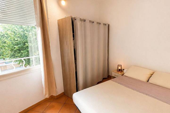 Ganze Wohnung, One-bedroom apartment in the city center with a terrace, parking, and a view of the river in Bédarieux, Béziers und Umgebung