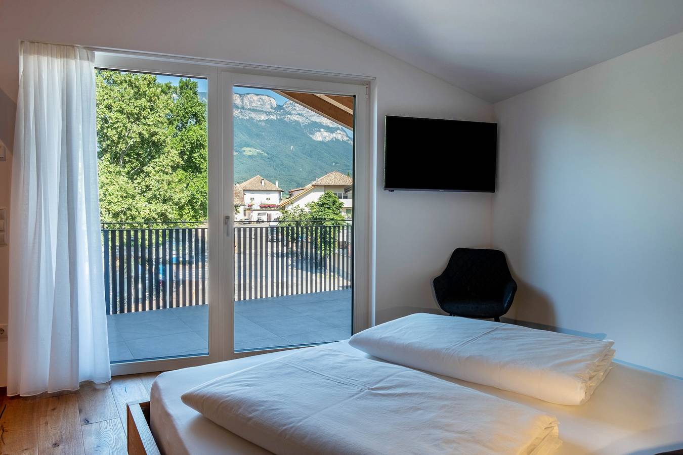 Entire apartment, 'Luislhof Hof - Apartment Pomum' with Mountain View, Terrace & Wi-Fi in Girlan, Eppan an der Weinstraße