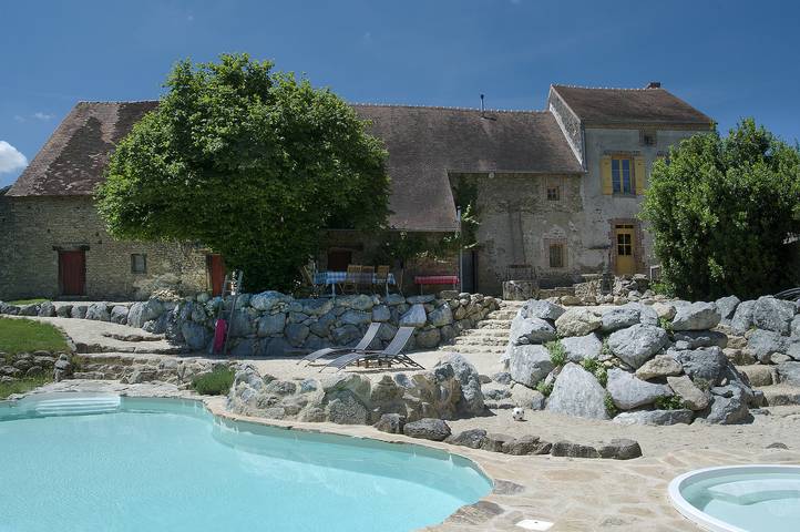 Gîte pour 12 personnes, avec piscine et jacuzzi, animaux acceptés
