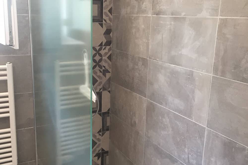 Maison pleins pieds avec piscine privée capacité 8 village de Lalbenque (1km) in Lalbenque, Parc Naturel Régional des Causses du Quercy