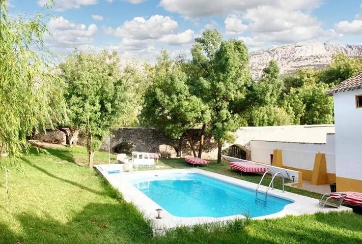 Casa rural para 14 personas, con Terraza además de Jardín y Piscina en Villanueva del Trabuco