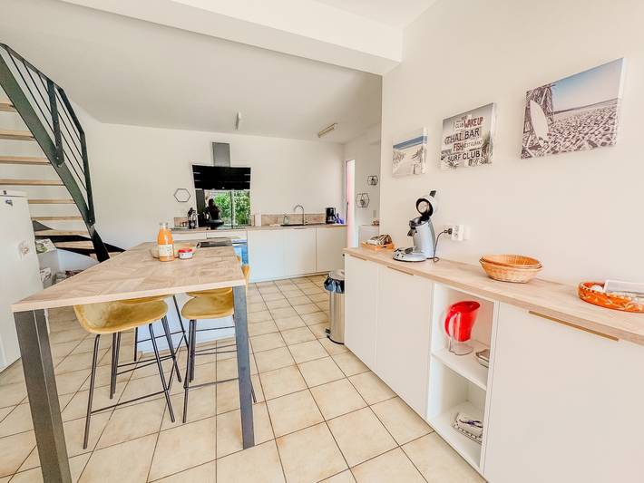Maison familiale rénovée à 50m de la mer – 4 chambres, jardin, plages à pied ! in Saint-Guénolé, Penmarch