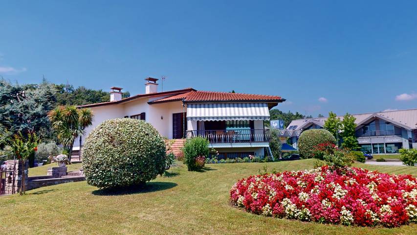 Ferienhaus für 8 Personen, mit Balkon und Garten