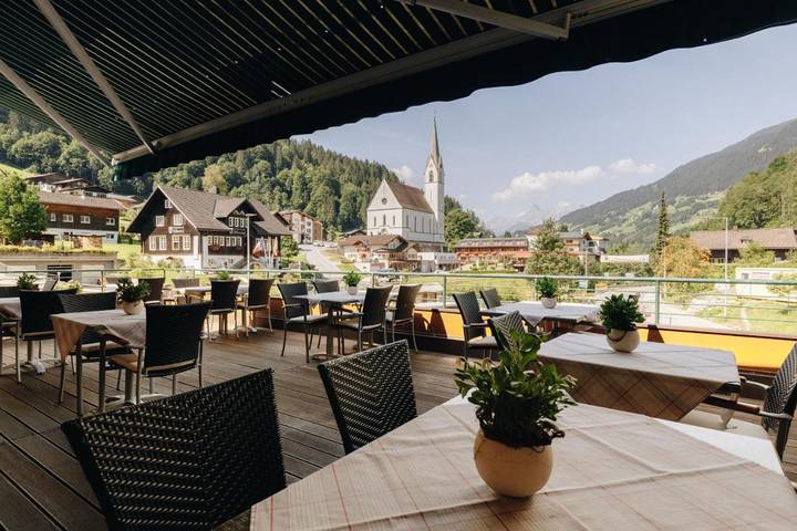 Hôtel pour 4 personnes, avec piscine et vue ainsi que sauna et terrasse, animaux acceptés