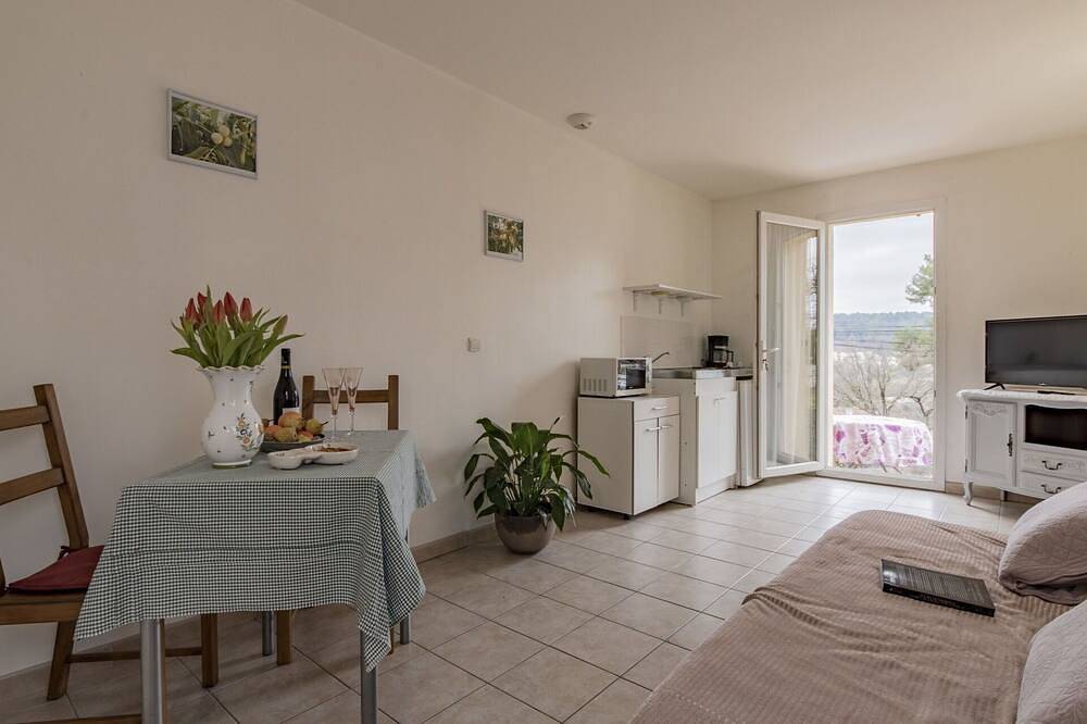 Entire apartment, Cosy apartment for 2 guests with Wifi, Tv, terrace and panoramic view in Gardanne, Mediterranean Coast (France)