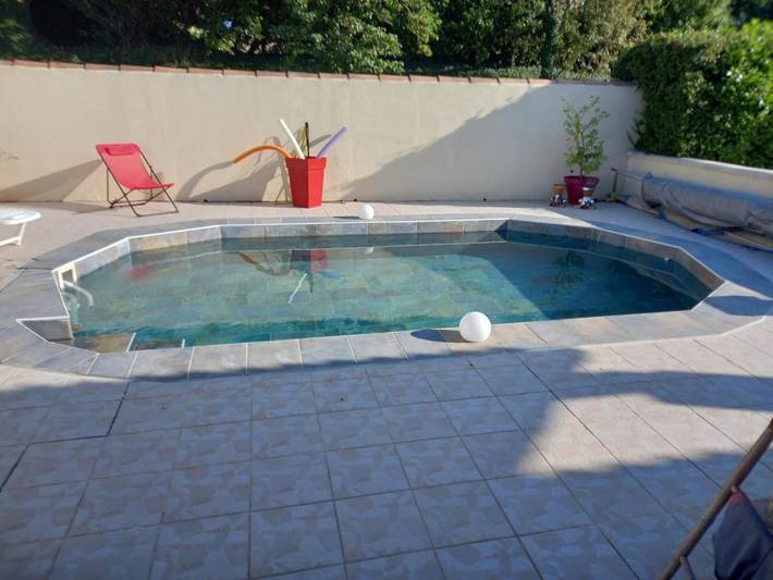 Location de vacances pour 2 personnes, avec terrasse ainsi que piscine et jardin à Avignon