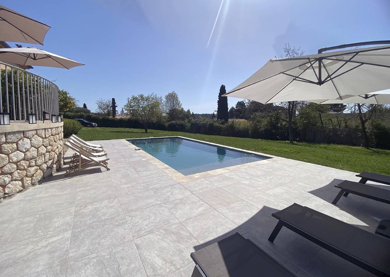 Spacious and elegant villa with large garden, swimming pool and 3 bedrooms with air conditioned in Vence (Alpes Marítimos), Region de Cannes