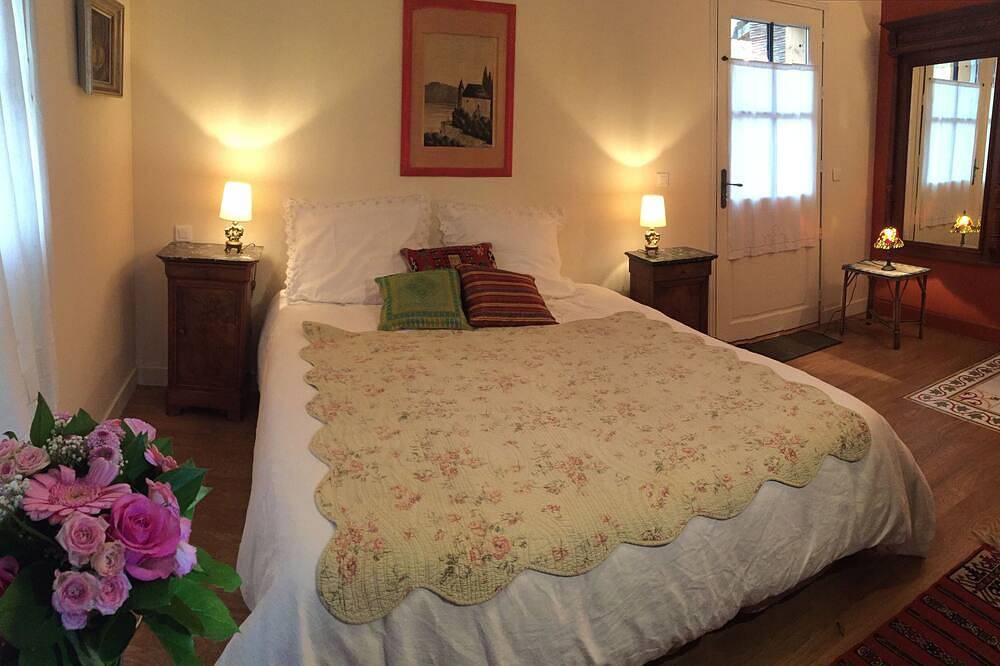 Charming Burgundy farmhouse with 5 bedrooms and pool in Andryes, Région d'Auxerre