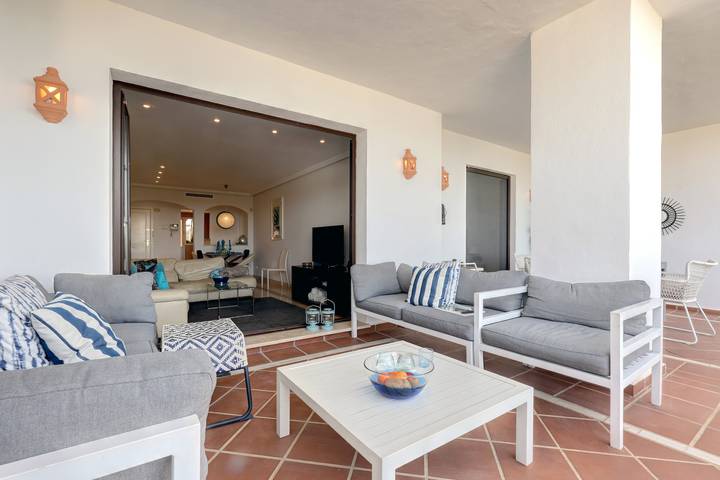 Ganze Wohnung, Ferienwohnung '2 Schlafzimmer mit Blick' mit Meerblick, Wlan und Klimaanlage in Los Arqueros Golf and Country Club, Benahavís